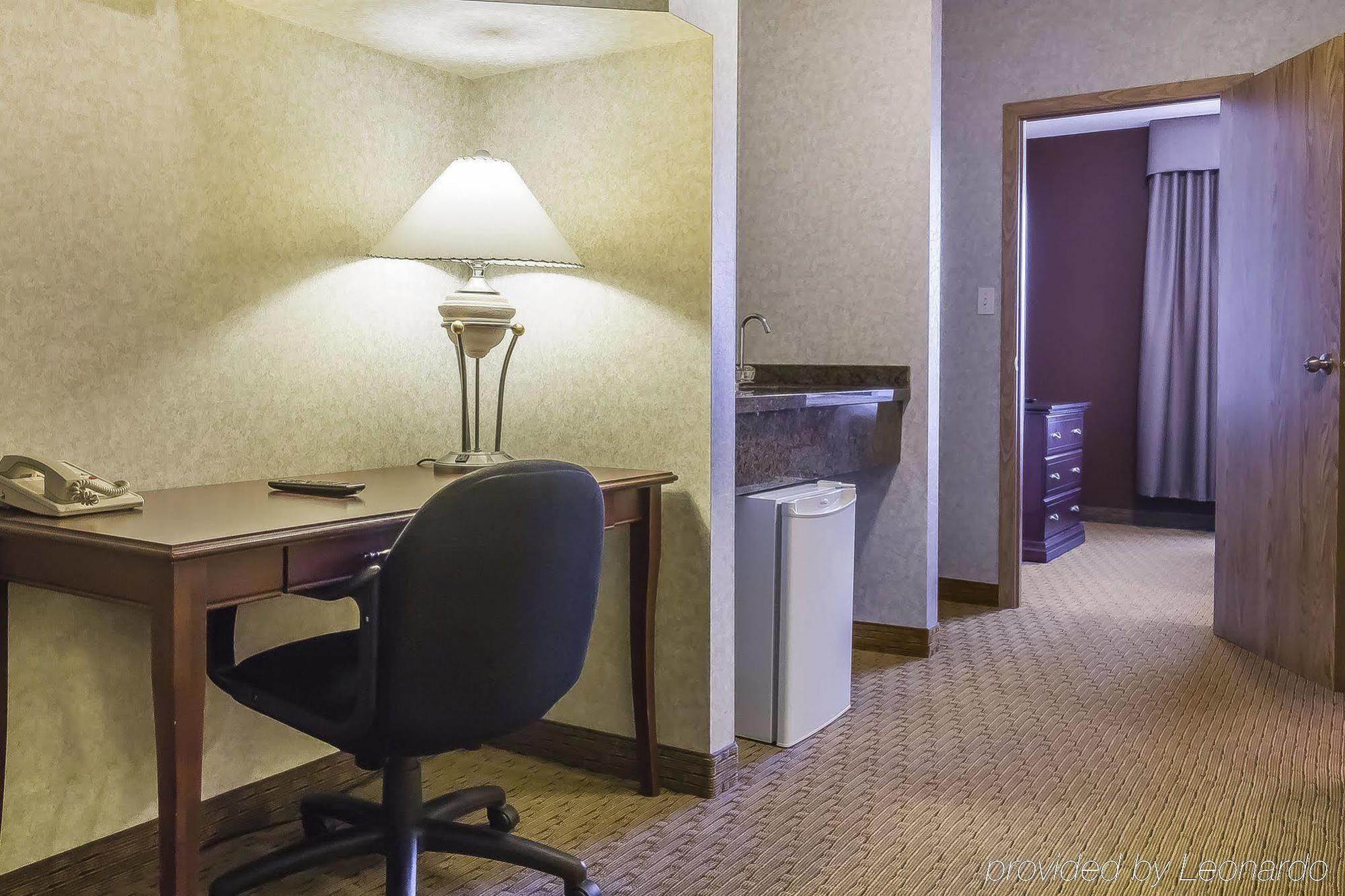 Comfort Inn & Suites Medicine Hat Exterior photo